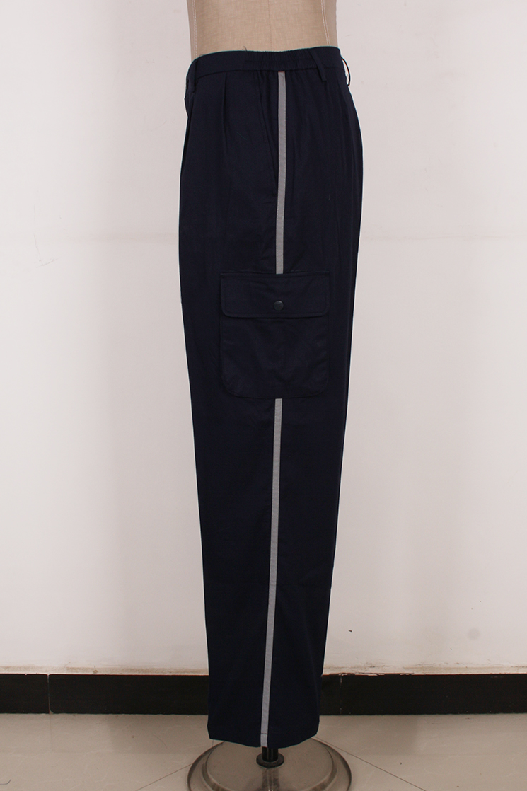 裤腿两侧都有腿兜和反光带